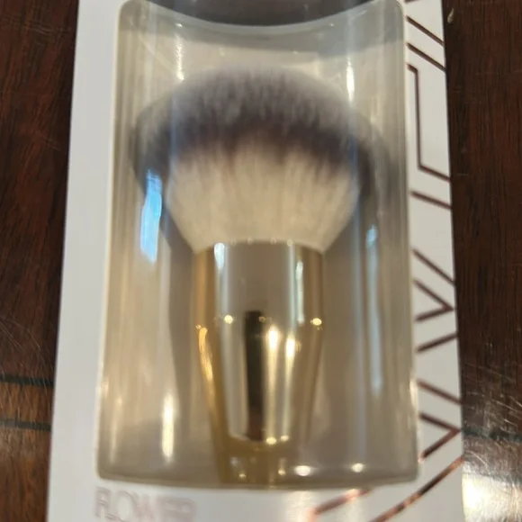 Flower Powder Setting Brush NIB - Picture 3 of 3
